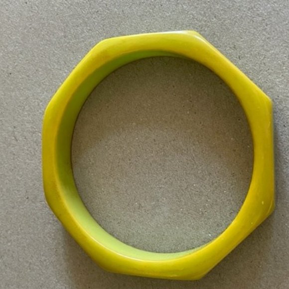 Bakelite Lime Green Hexagonal Bangle Bracelet Hints of Yellow Marbling 1/2 inch - Picture 10 of 10